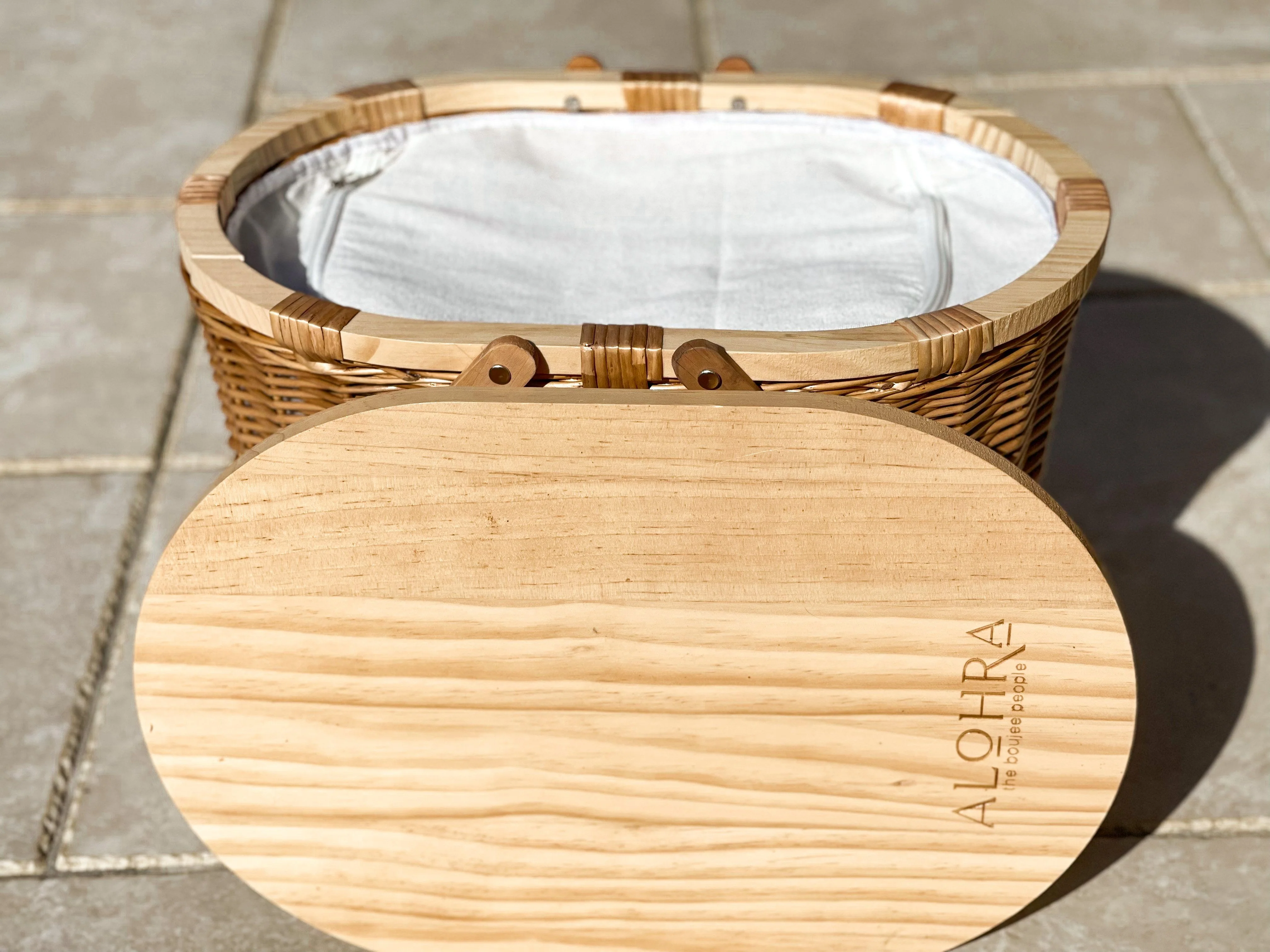 Alohra Hand Made Oval Picnic Basket With Bonus 15pce Utensil Kit - Image 11
